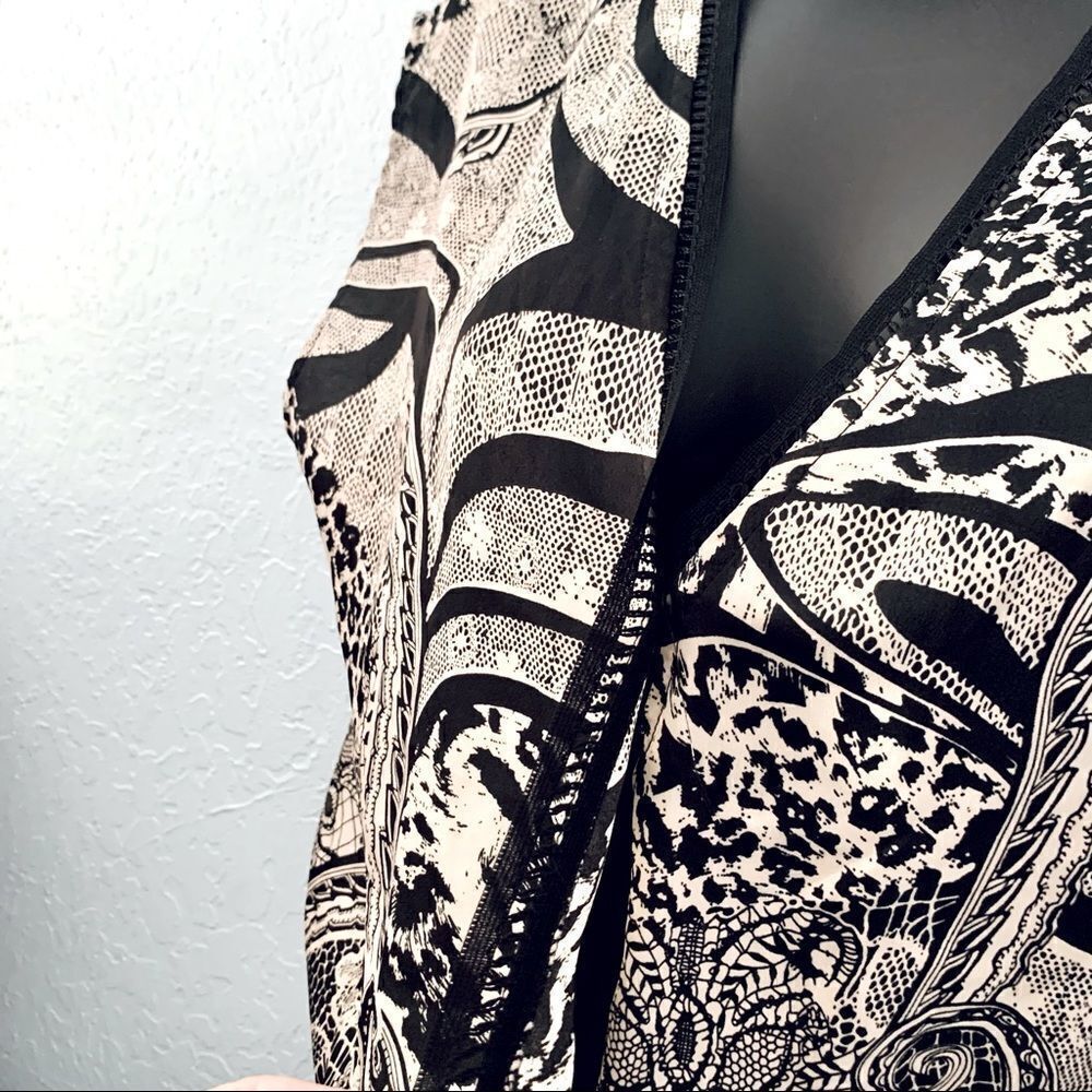 ANGL Black & Cream Abstract Pribt Surplice Short Romper Size Small - Picture 4 of 15